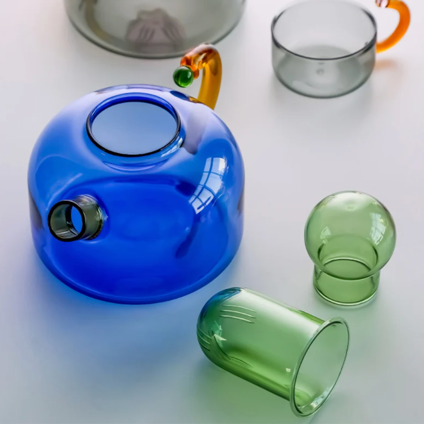 Teiera e tazzine in vetro resistente al calore - colori a contrasto