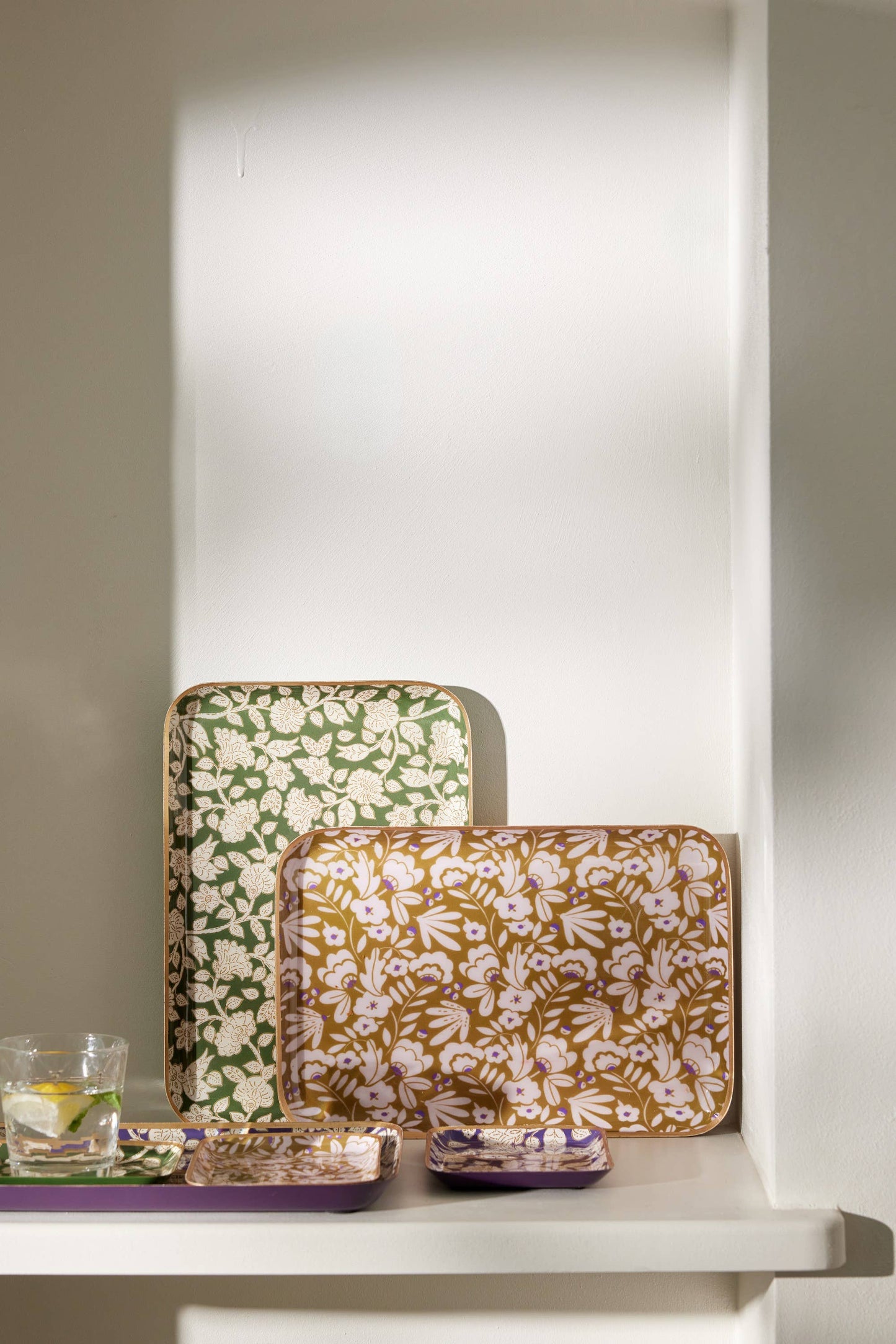 Vassoio Aperol fantasia con fiori in metallo smaltato - modello Jaya Vert - dim. 30,5 x 21,2 cm