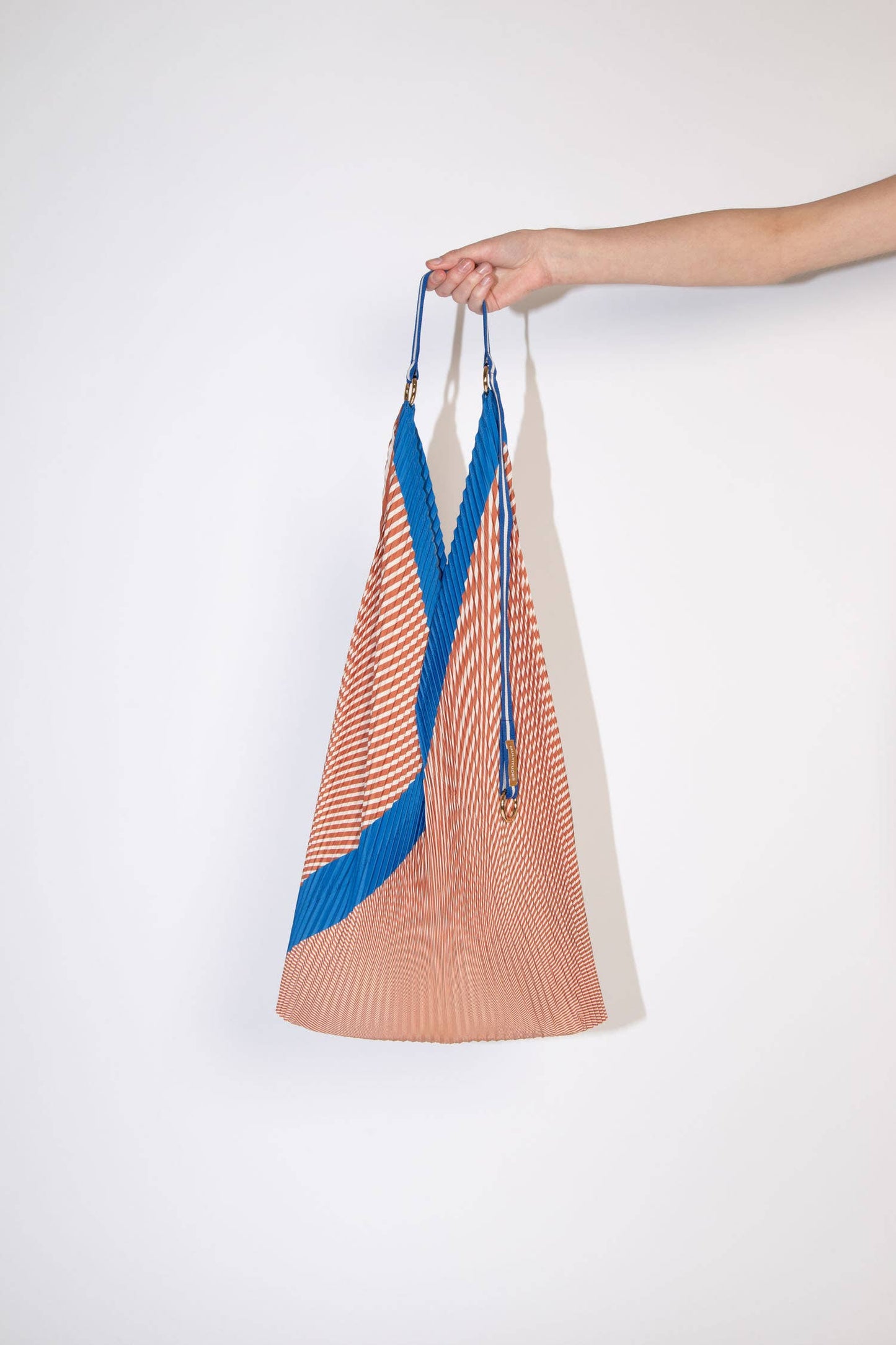 Borsa a tracolla con taglio triangolare - modello ANNA COBALT