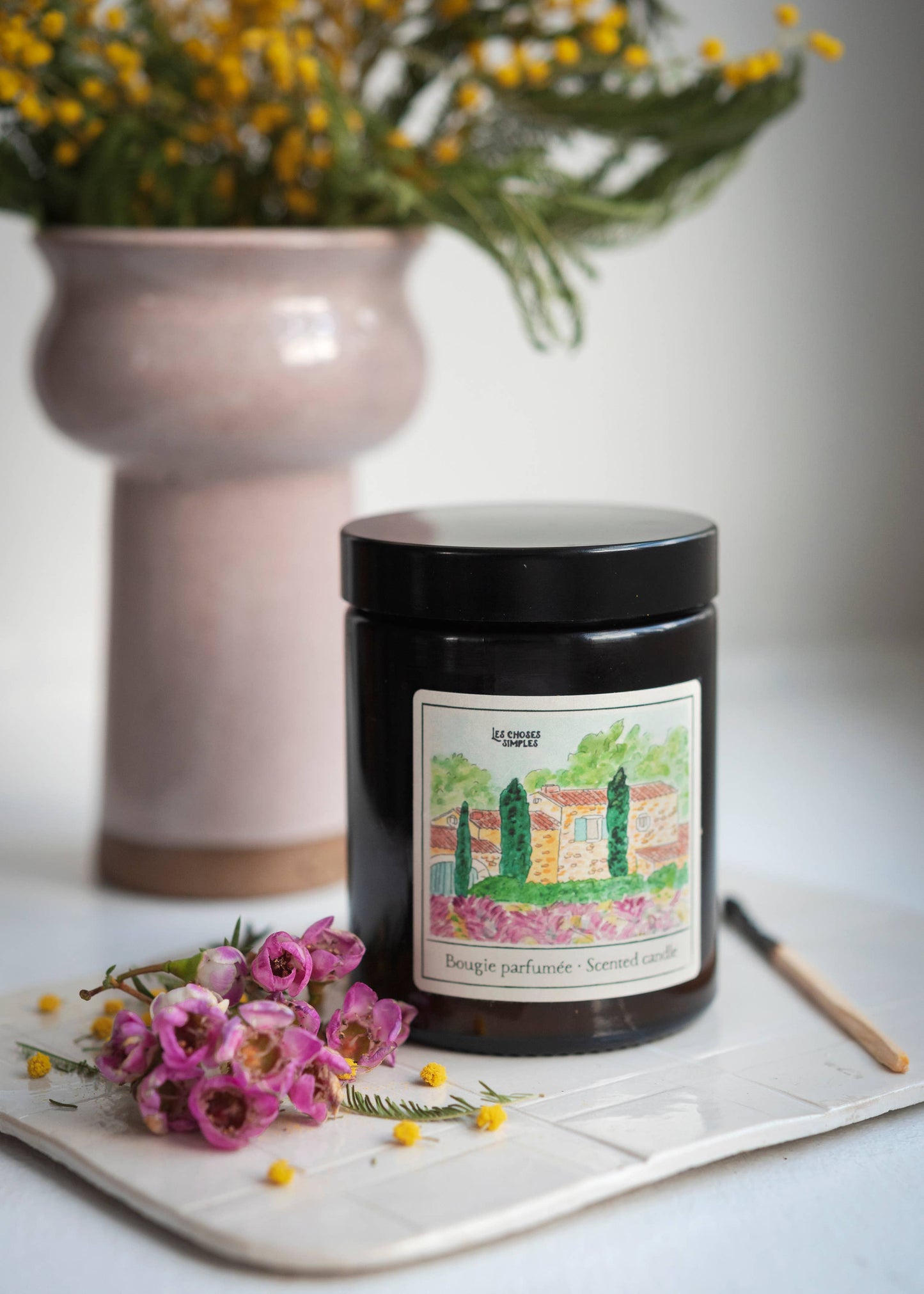 Candela media profumata alla cera di soia «Lavender Fields» (Campi di lavanda)