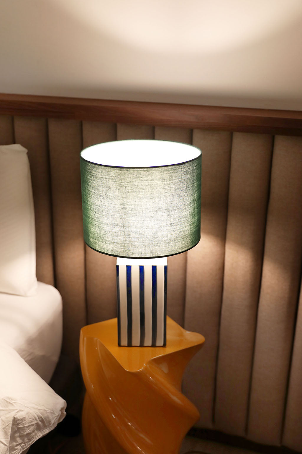 Lampada con base a strisce blu e cappello verde