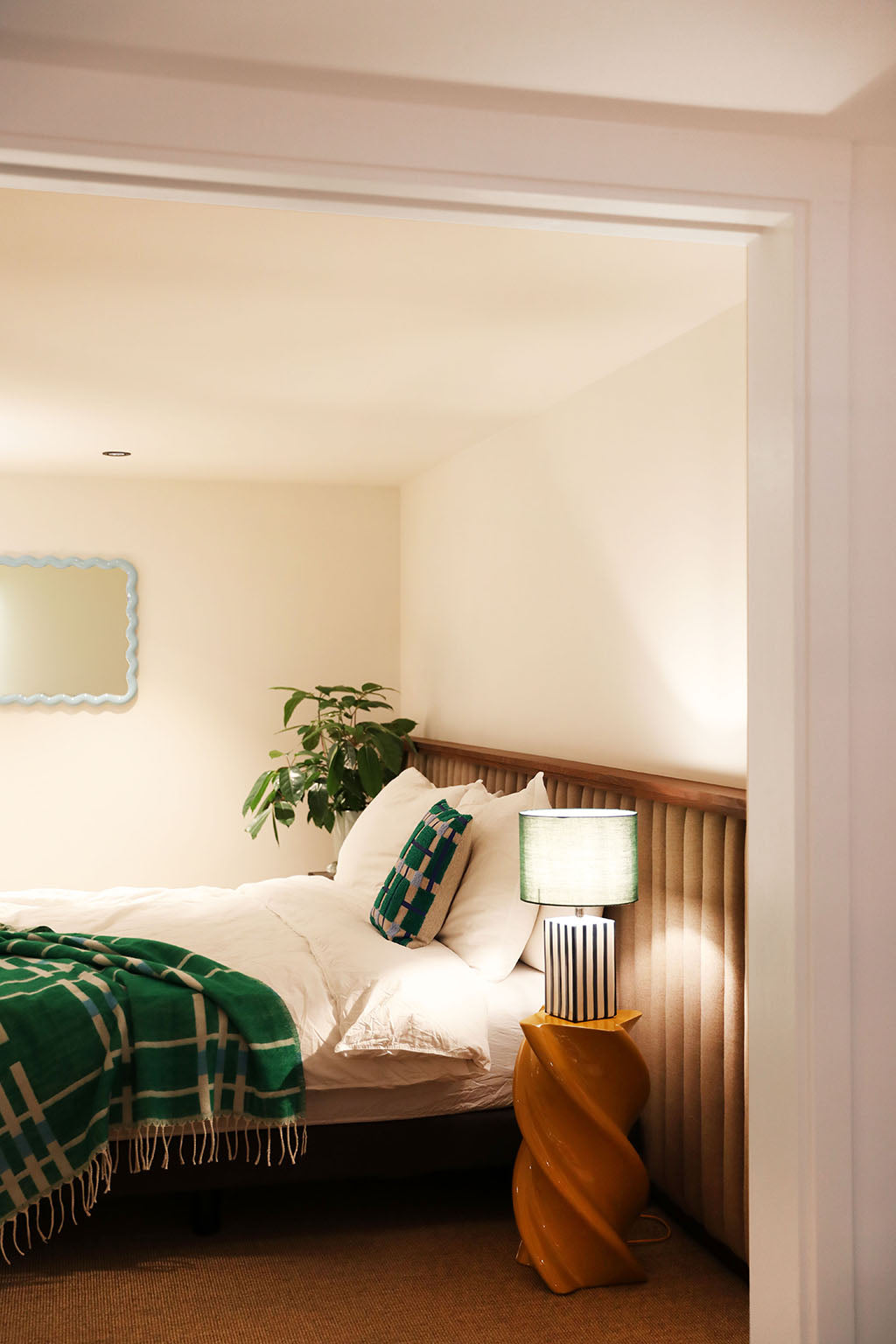 Lampada con base a strisce blu e cappello verde