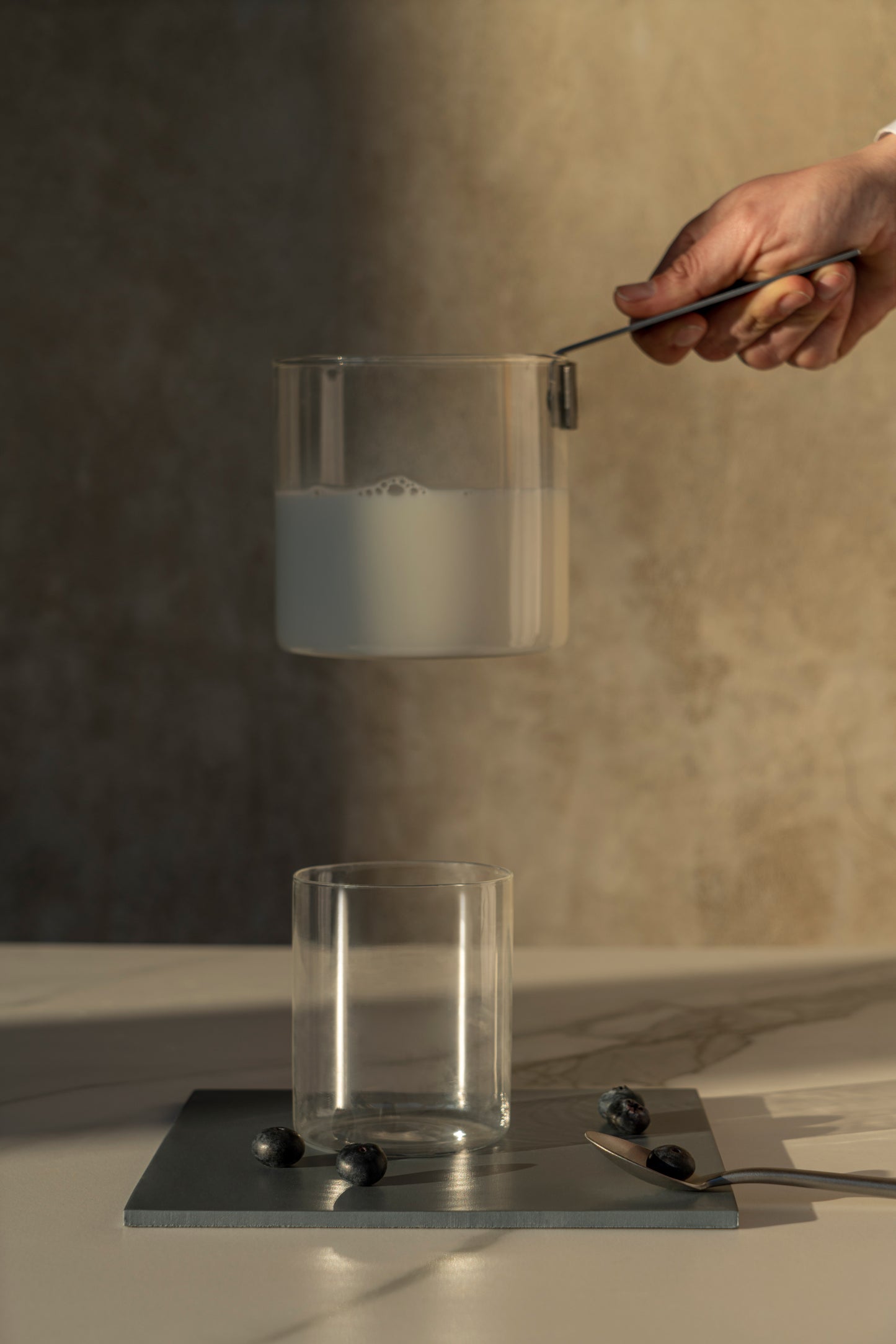 THE KETTLE - Bollilatte in vetro borosilicato - Design Lara Caffi (2018) - KnIndustrie