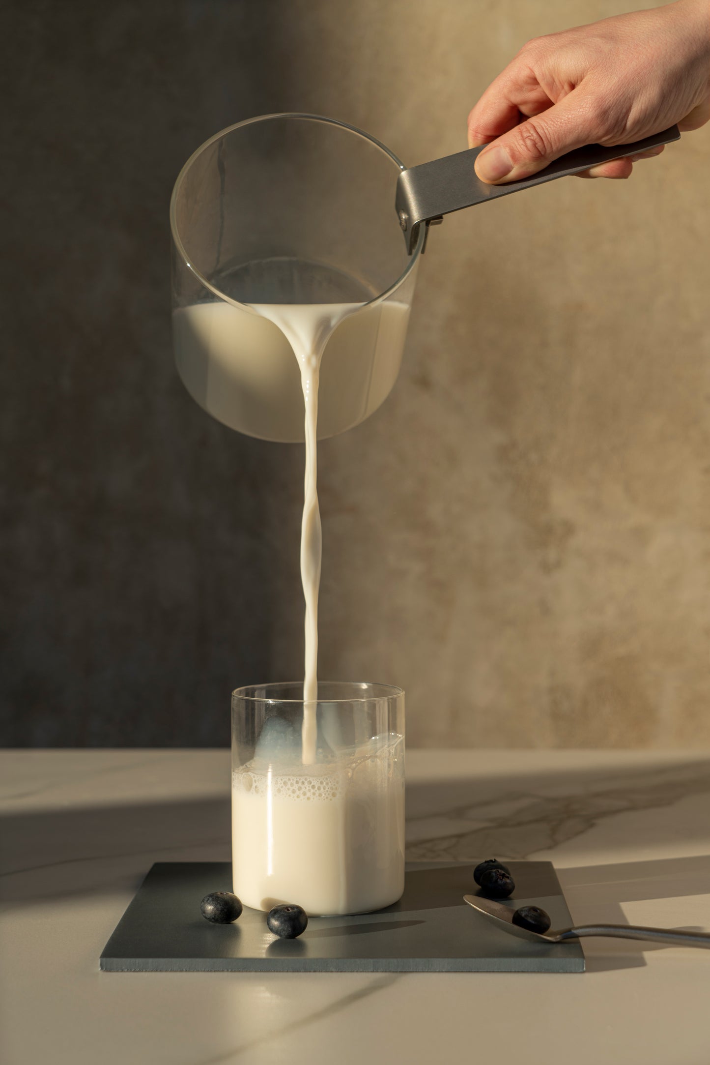 THE KETTLE - Bollilatte in vetro borosilicato - Design Lara Caffi (2018) - KnIndustrie