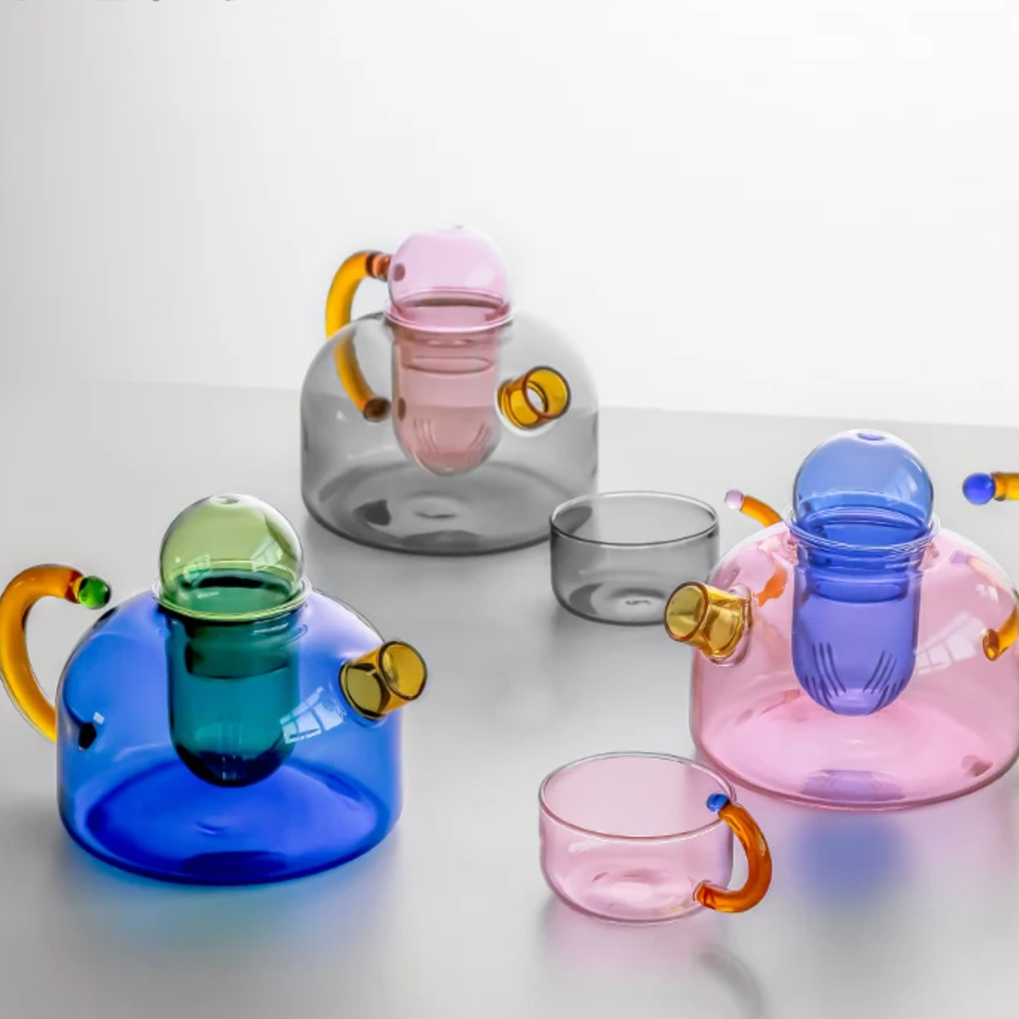 Teiera e tazzine in vetro resistente al calore - colori a contrasto