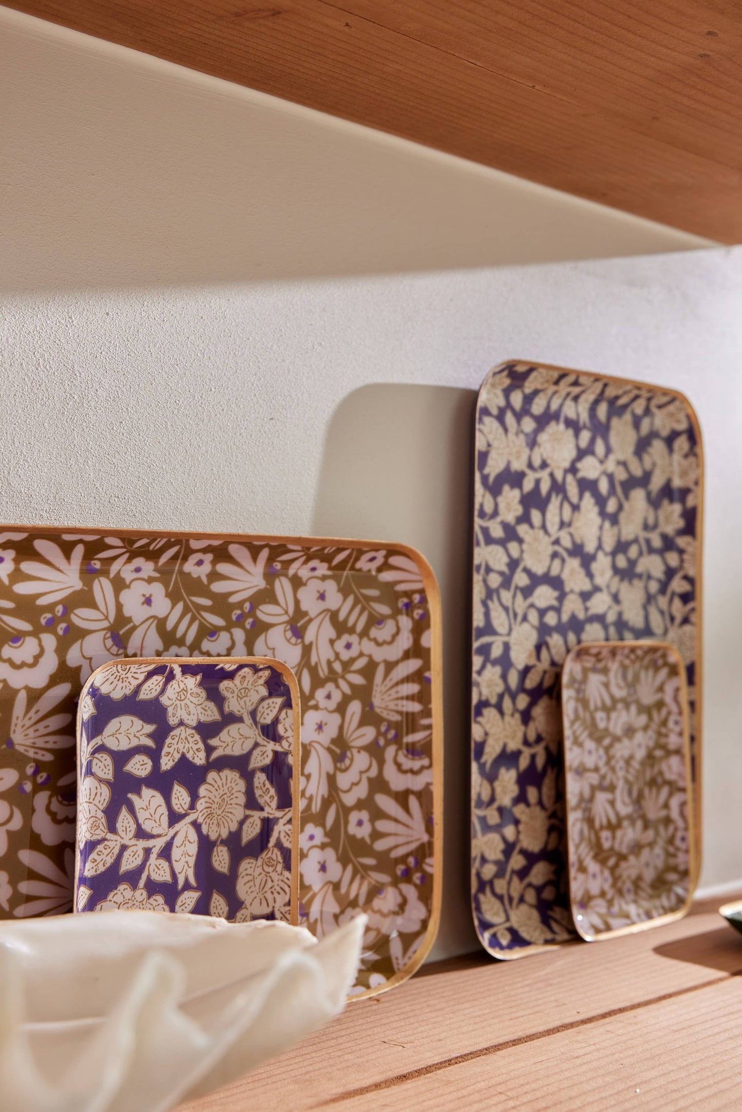 Vassoio Tiny in metallo smaltato - colore Viola - dim. 15,50 x 11,50 cm