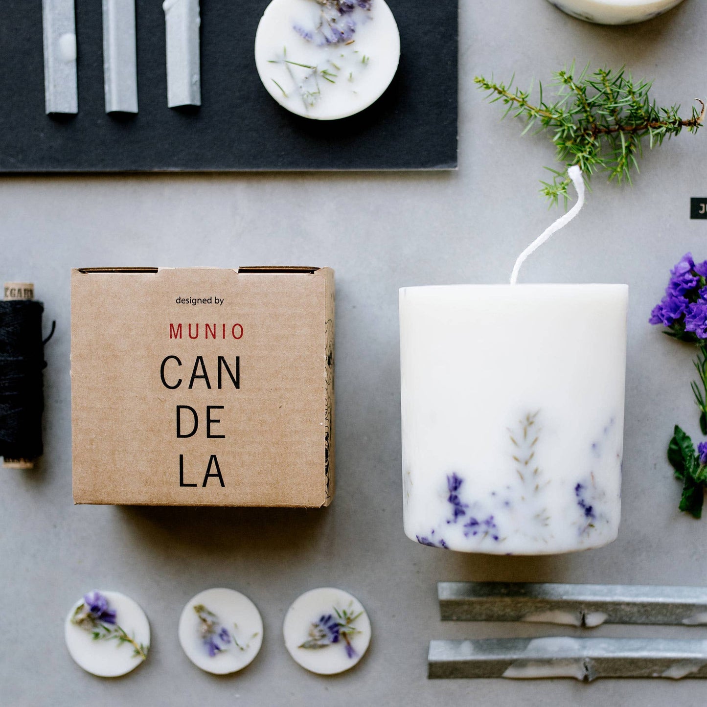 Candela al Ginepro e al Limonium - candela botanica ecologica - Fatta a mano
