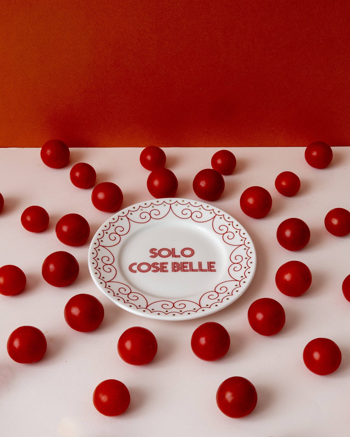 SOLO COSE BELLE RED - Piatto in porcellana con scritta rossa