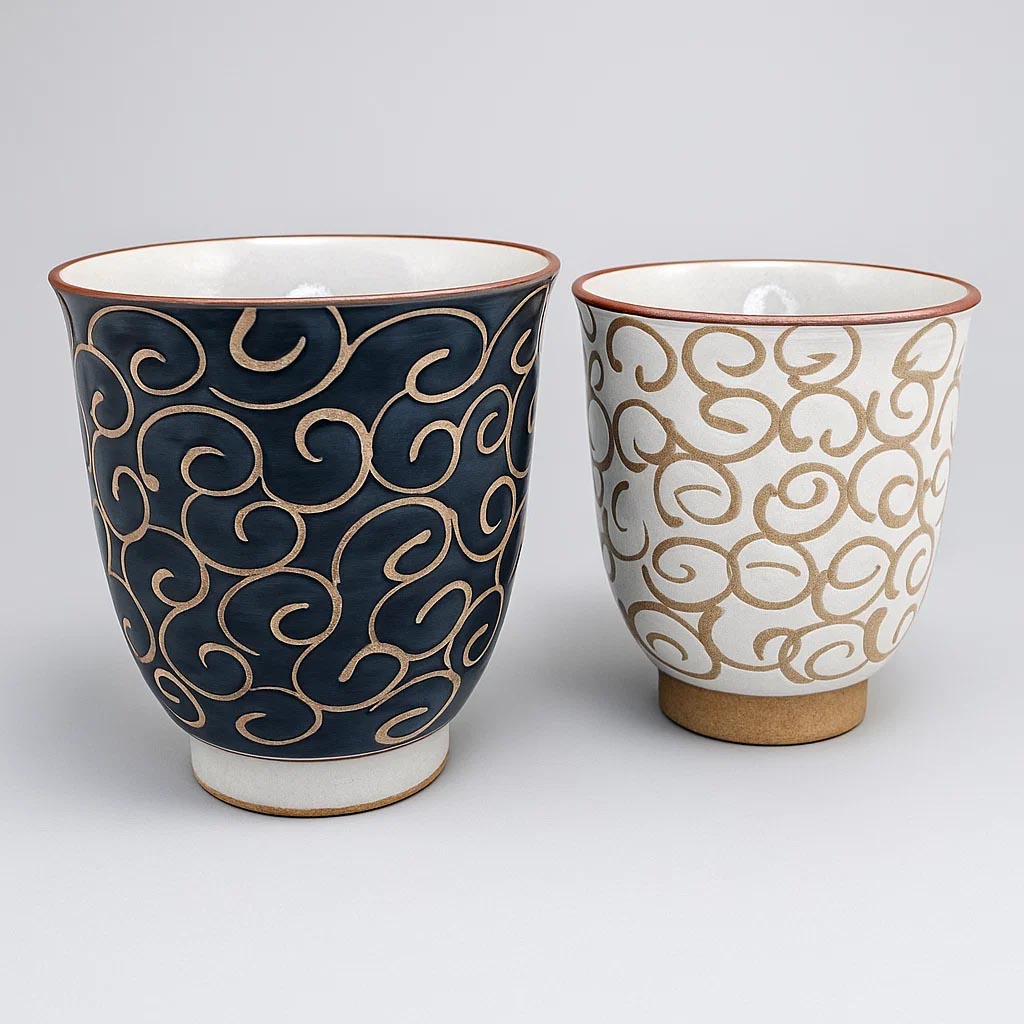 Duo di tazze da tè giapponesi, nere/blu scuro e bianche, Hasamiyaki
