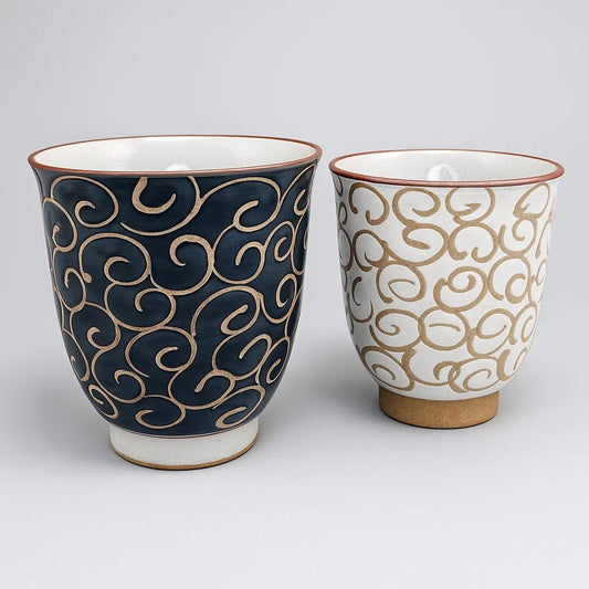 Duo di tazze da tè giapponesi, nere/blu scuro e bianche, Hasamiyaki