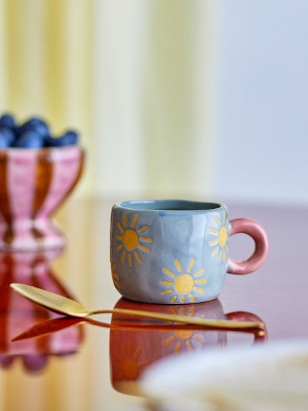 Tazza NINI - azzurro con piccoli soli gialli e manico rosa
