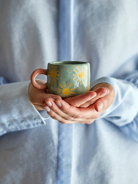 Tazza NINI - azzurro con piccoli soli gialli e manico rosa