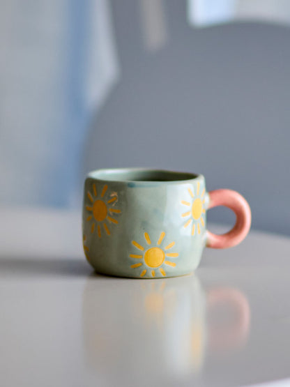 Tazza NINI - azzurro con piccoli soli gialli e manico rosa