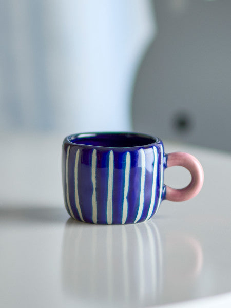 Tazza NINI - strisce blu e bianche con manico rosa