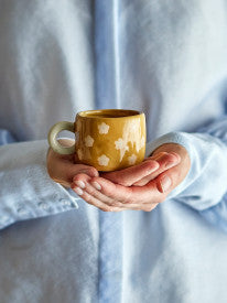 Tazza NINI - marrone con fiori bianchi e manico beige