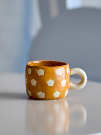 Tazza NINI - marrone con fiori bianchi e manico beige